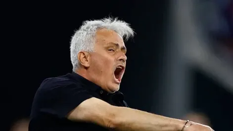 Mourinho se sacó la medalla de plata y se la regaló a un hincha de la Roma: “Yo solo me quedo con las de oro”