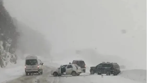 CHOQUE EN LA RUTA  N°3. Peligro por la acumulación de nieve sobre el asfalto.