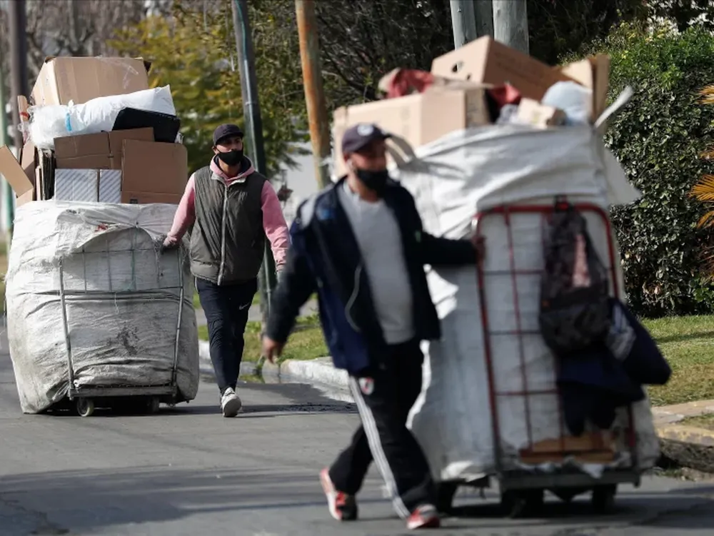 El dólar blue sube unos 10 pesos para cerrar en 301