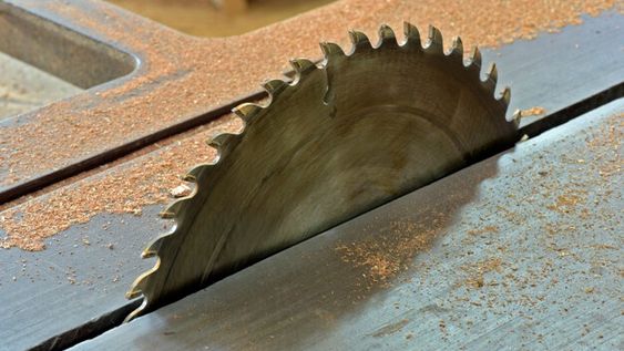 Operaba una sierra circular en su carpintería y perdió tres dedos de la mano