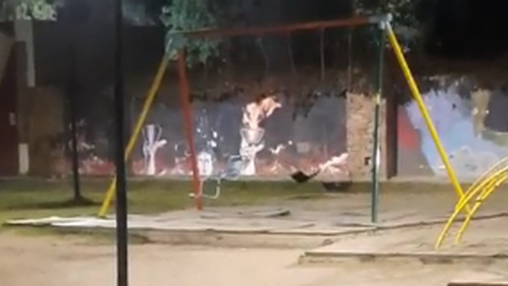 Misterio en una plaza: un columpio se balancea solo en medio de la calma