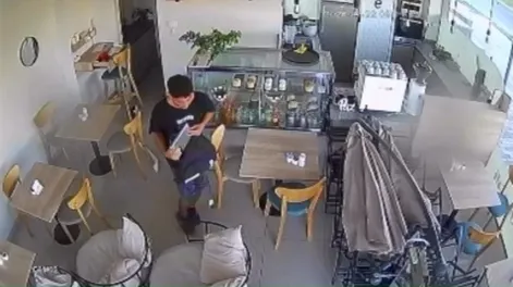 [VIDEO] Entraron a robar al conocido café de un edificio en la Capital a plena luz del día