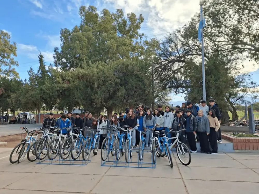 Las bicicletas fueron entregadas a estudiantes de una institución educativa jachallera para facilitar su asistencia a clases.&nbsp;