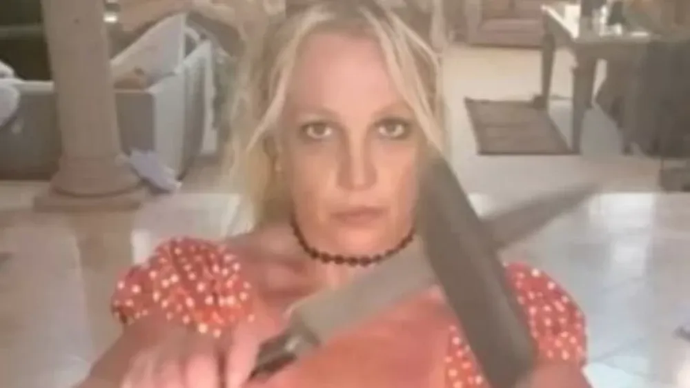 Se viralizó un video de Britney Spears bailando con cuchillos y generó preocupación