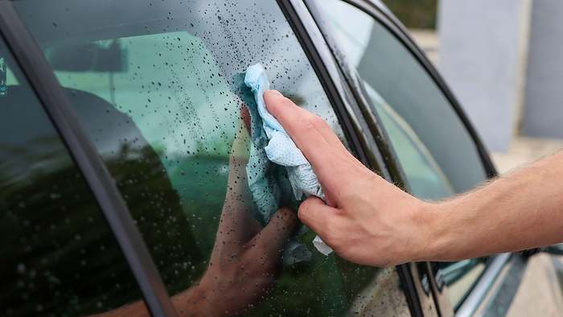 como limpiar los cristales del auto: el sencillo truco de un experto