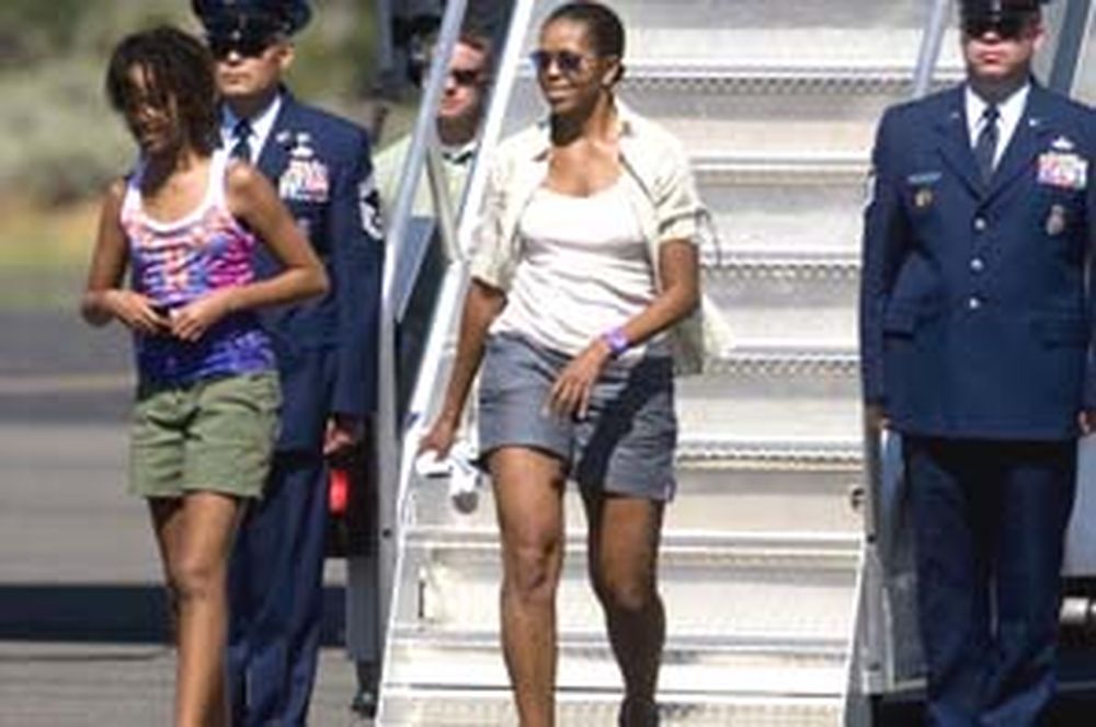 Michelle Obama mostró las piernas y disparó la polémica