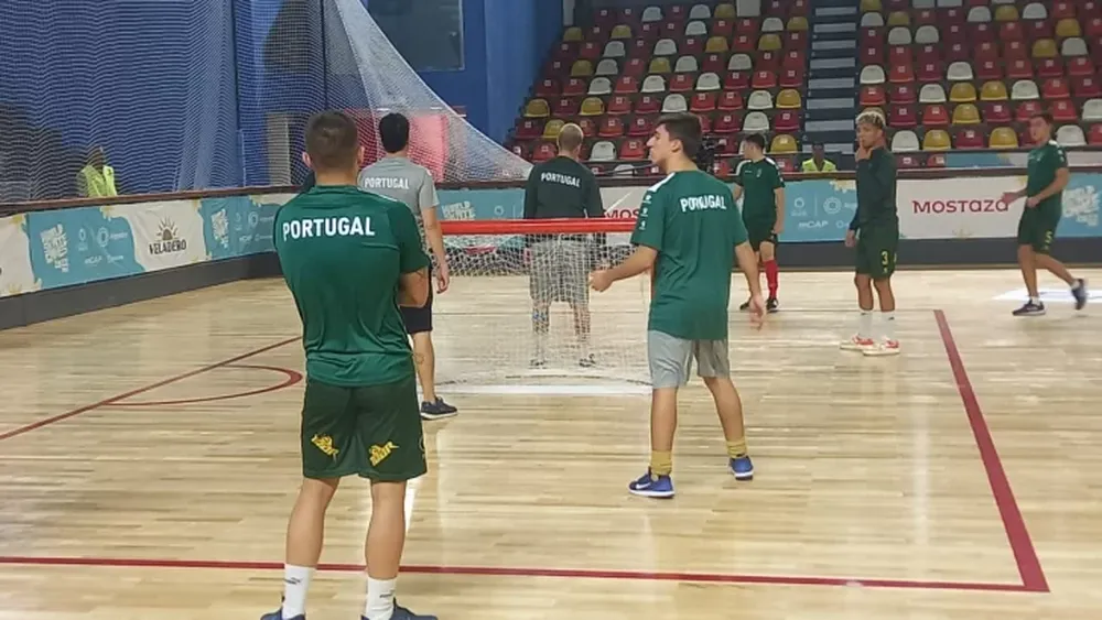 Los chicos portugueses y un poco de fútbol-tenis en el Cantoni para distenderse