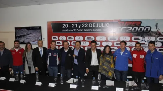 Los pilotos le tiraron flores a El Zonda durante la presentación del Súper TC 2000