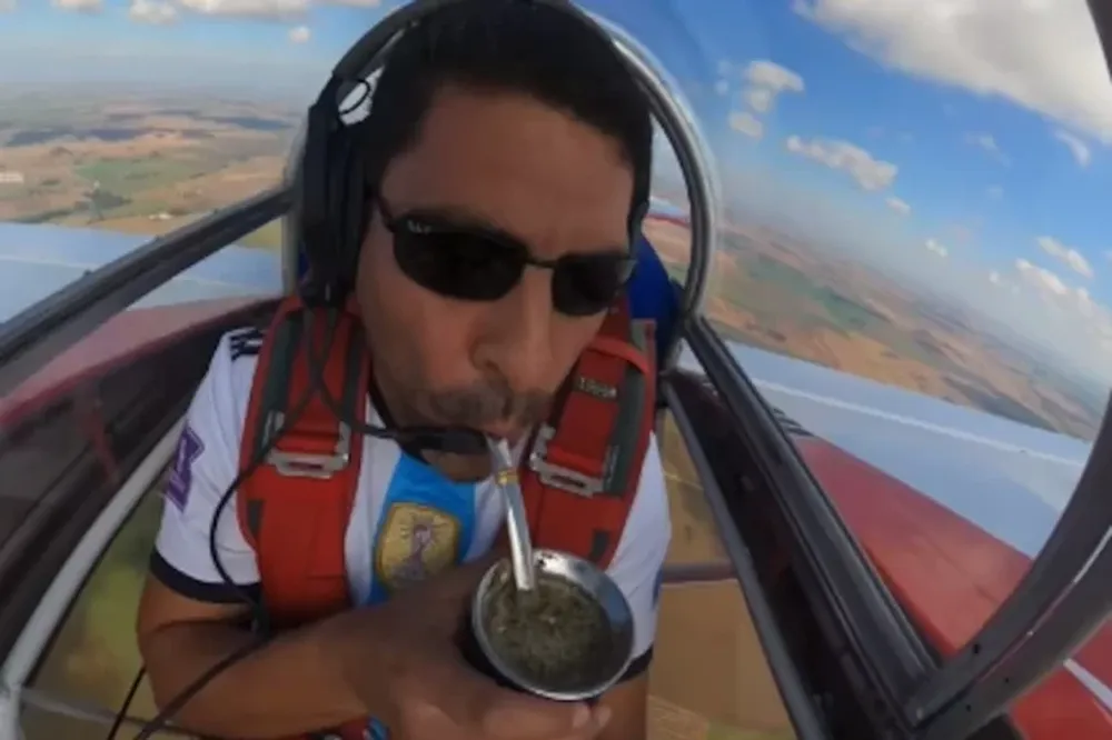 [VIDEO] El argentino que toma mate mientras hace acrobacias con su avioneta