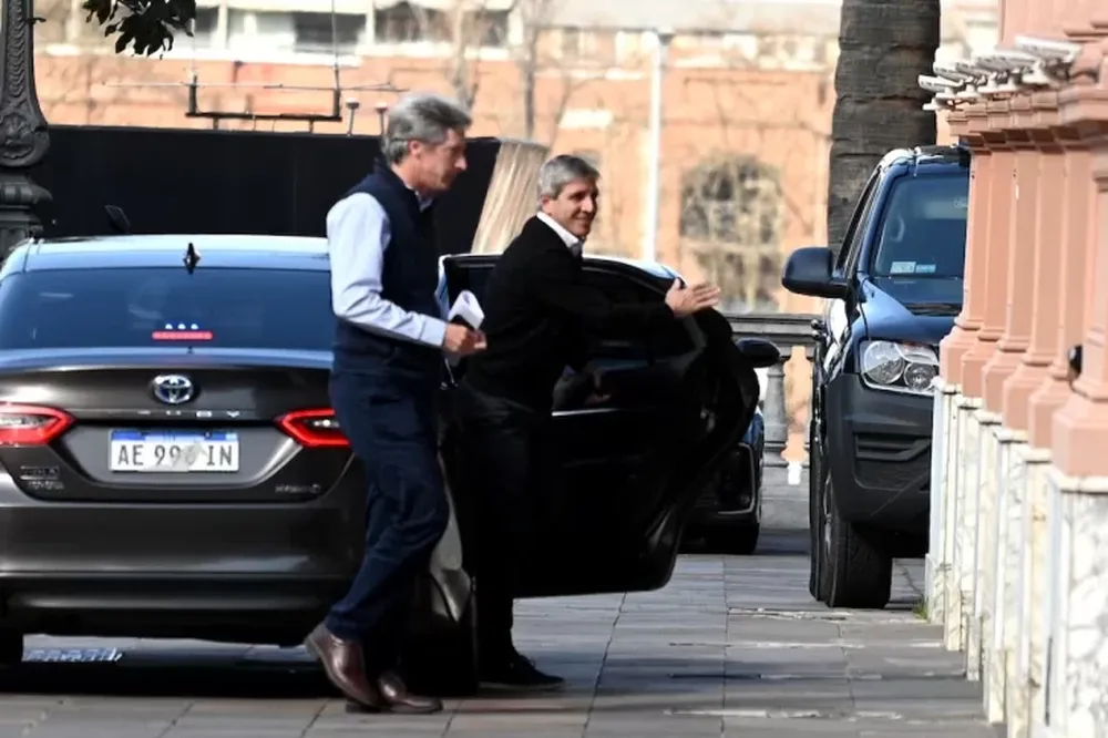 El ministro de Economía, Luis Toto Caputo, llegando a la reunión de Gabinete.