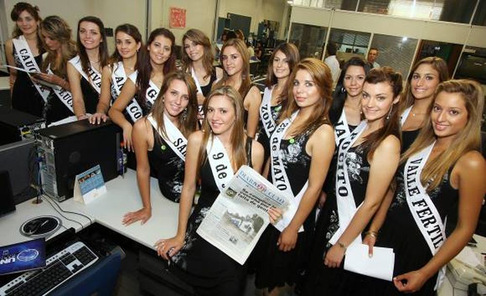 Las candidatas conmocionaron el centro y lo llenaron de globos