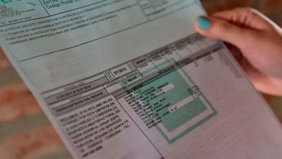 inedito fallo: le cobraran la cuota alimentaria en la boleta de la luz para evitar que siga evadiendo