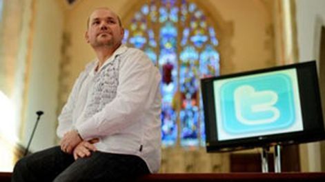 Sacerdote llamó a tuitear la misa