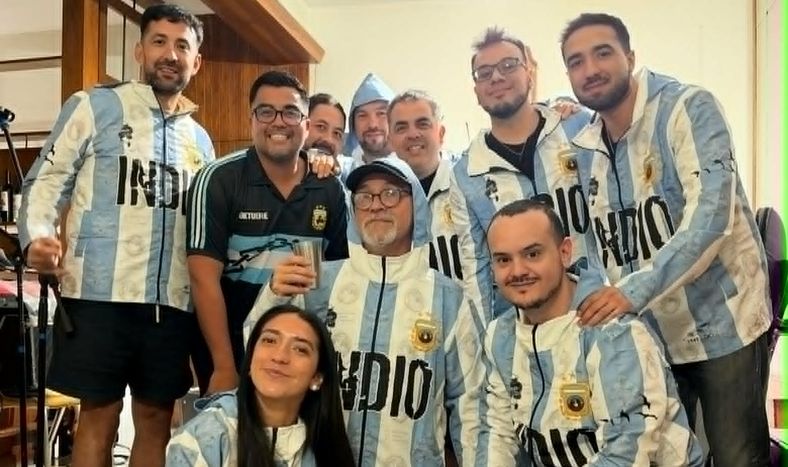 Las diferentes etapas del Indio Solari sonarán en el Kümmel con El Pela Aguilera, Vía 66 y equipo.&nbsp;
