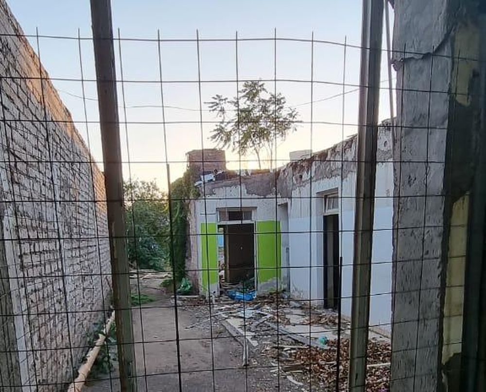 Sintió ruidos, se despertó y encontró a un ladrón robando cervezas en su almacén