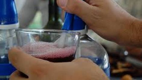 Simplemente vinos en la mesa de todos los días