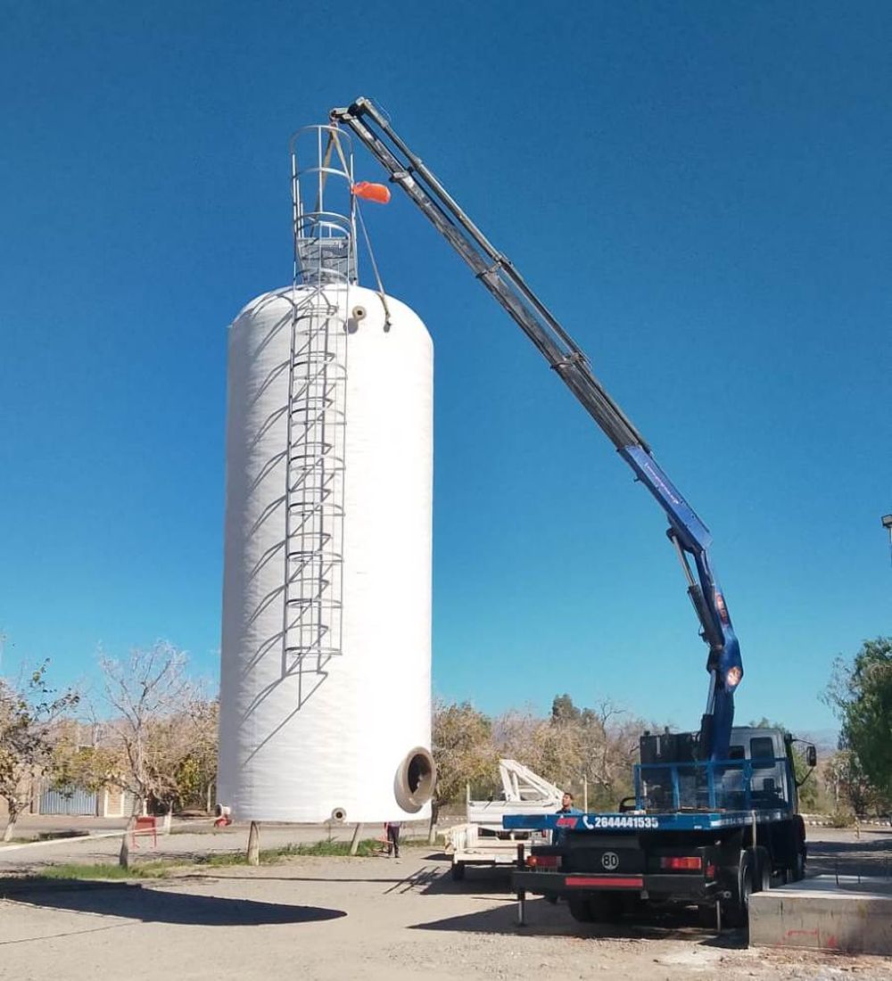 Con la intalación del tanque de 50.000 litros, la UCCuyo avanza con la obra clave para ahorrar agua.