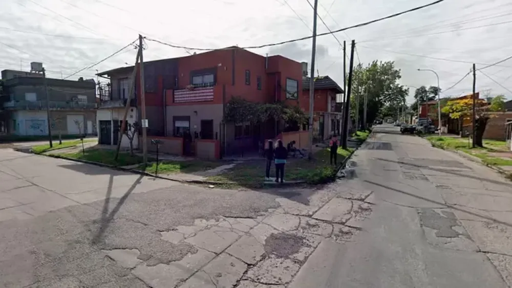 Horror: una adolescente de 16 años mató a puñaladas a su novio de 20 y escapó