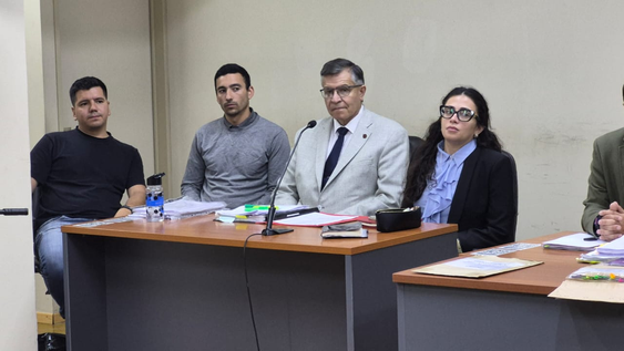 Policías acusados: el cabo primero Alejandro Meza y el cabo Fabián Bernal, junto a sus abogados defensores Gustavo Sánchez y Rosita Sánchez.&nbsp;