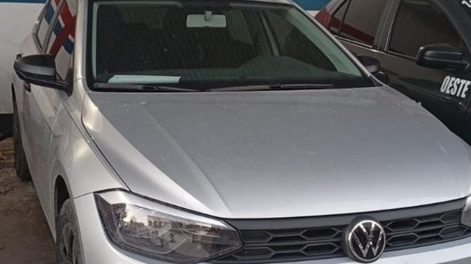 Setrataba de un Volkswagen Polo Track gris, que fue secuestrado en el lugar.