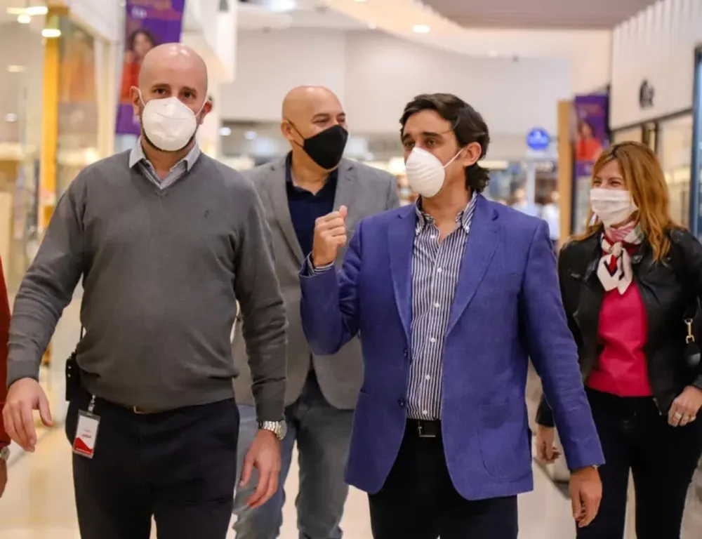 Baistrocchi hizo una recorrida por dos centros comerciales