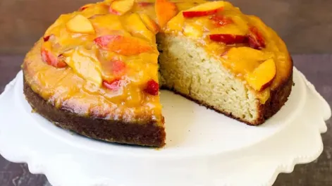 El paso a paso para preparar un bizcocho de durazno, fácil y rápido, para comer con cuchara