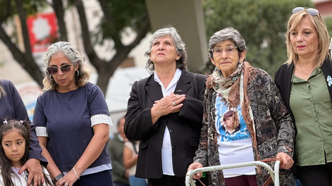 Myriam Ahumada (al centro de negro) acompañada de familiares de caídos de Malvinas