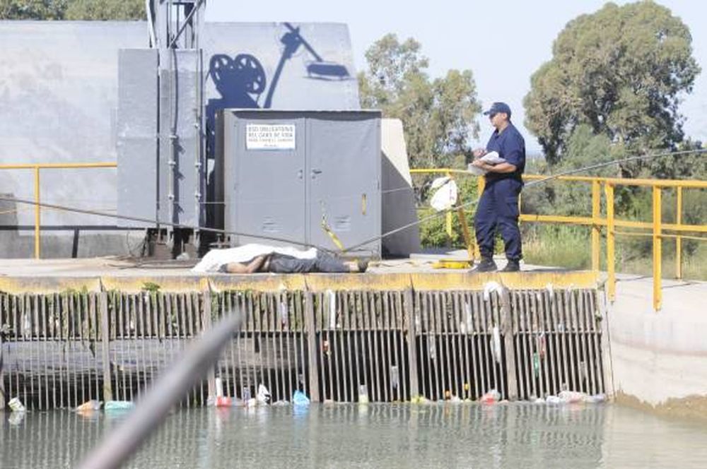 Un muerto en el canal