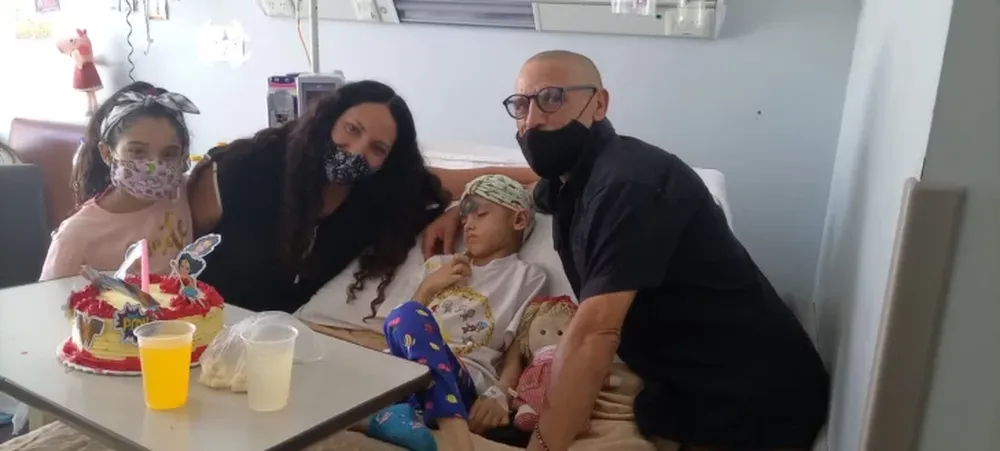 Serenity, la guerrera de 7 años que hace pulseritas en el hospital mientras lucha contra el cáncer