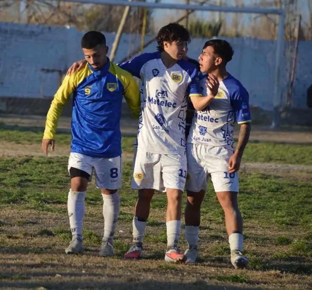 Líderes. Colón Junior recibirá a Carpintería en uno de los partidos más interesantes del sábado.