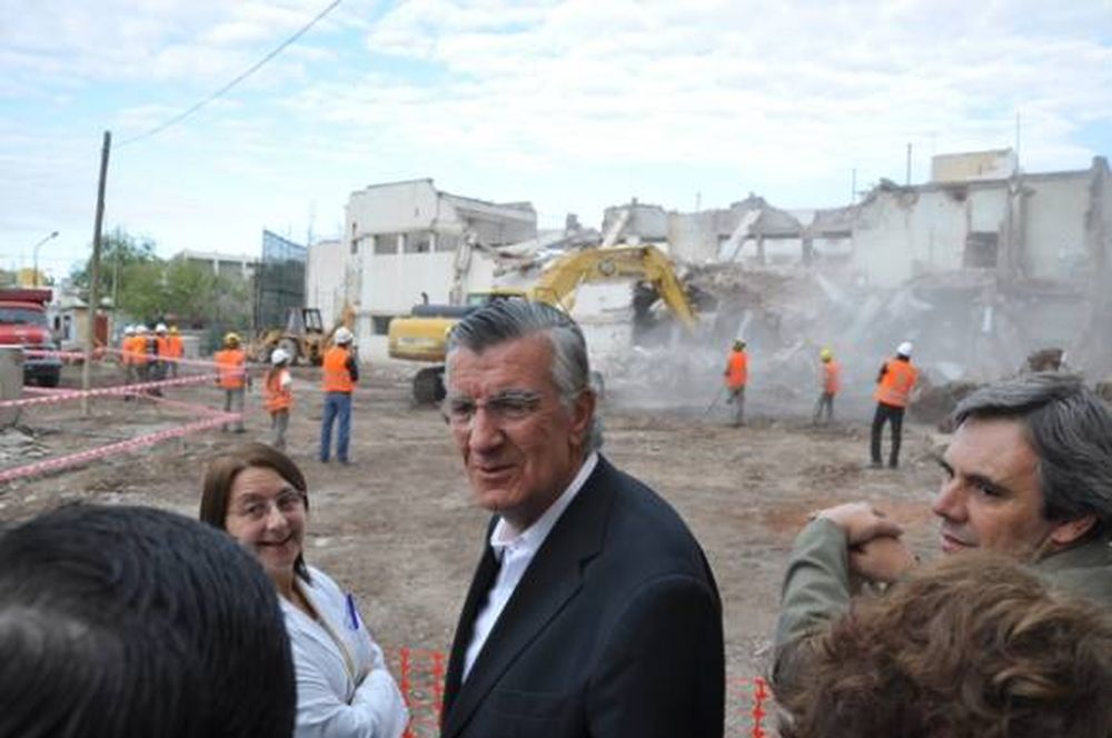 Comenzaron a demoler el viejo Hospital Rawson