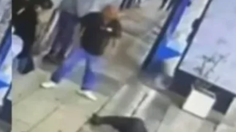 Video: discutió con un cliente y lo noqueó de una trompada