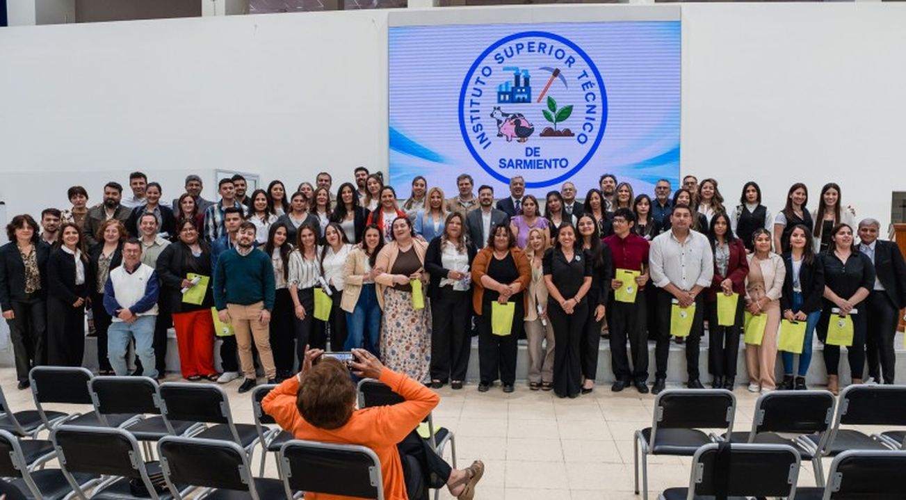 San Juan potencia su perfil minero y productivo: 53 nuevos técnicos superiores recibieron sus títulos San Juan potencia su perfil minero y productivo: 53 nuevos técnicos superiores recibieron sus títulos