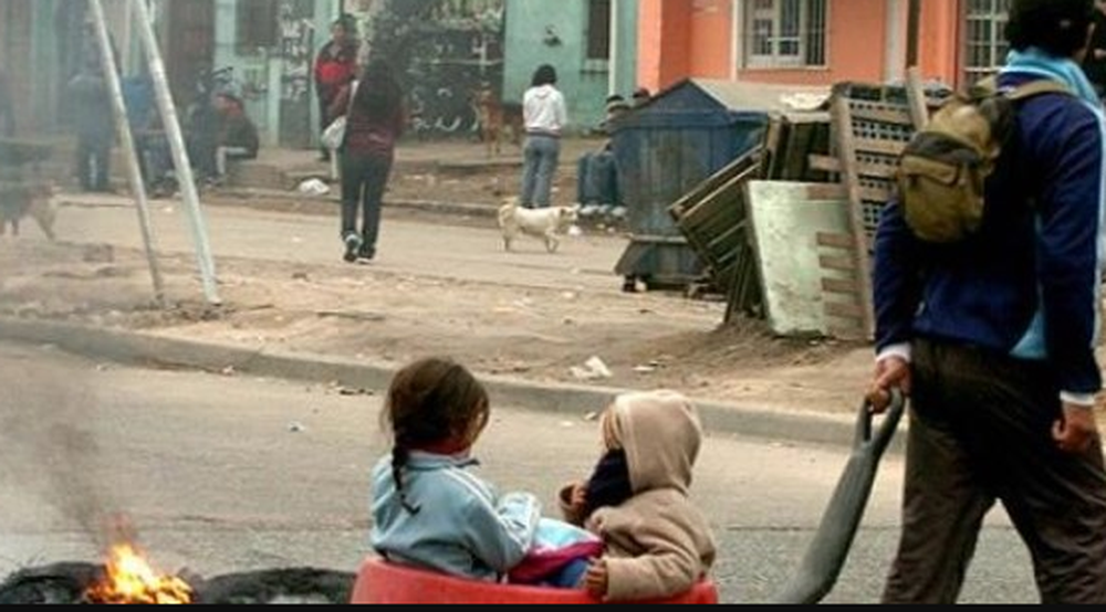 Cada vez hay más trabajadores pobres: el salario real cayó 20 puntos