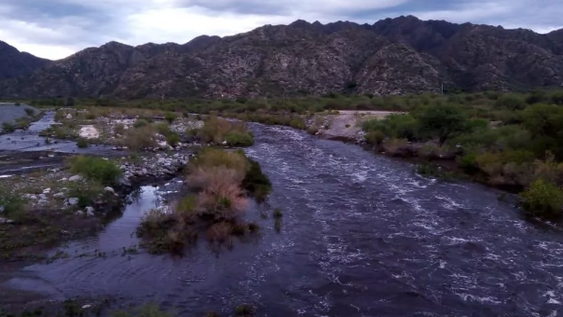 Una intensa lluvia provocó una crecida en Valle Fértil que afectó el sistema de agua potable