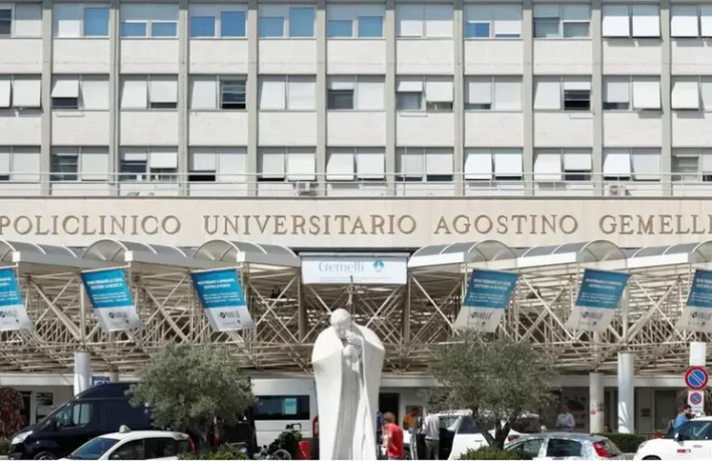 La operación del papa Francisco duró tres horas y terminó “sin complicaciones”