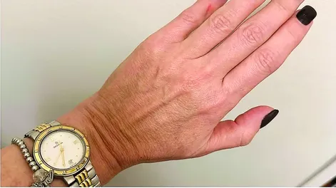 VALE U$S 1.000. La foto que publicó Karina Milei con su reloj marca Grovana.