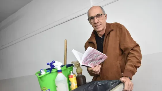 El hombre de la limpieza que logró cumplir el sueño de escribir un libro
