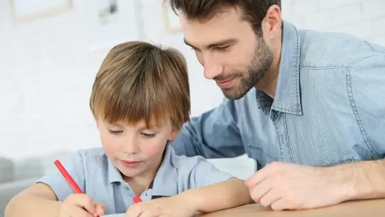 Descubrió que la tarea de su hijo tenía preguntas muy difíciles y se volvió viral
