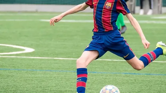 El zurdo argentino de 13 años que juega en el Barcelona y es seguido por la selección