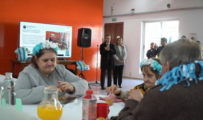Con televisores nuevos y asado, los abuelos alientan a la Scaloneta.