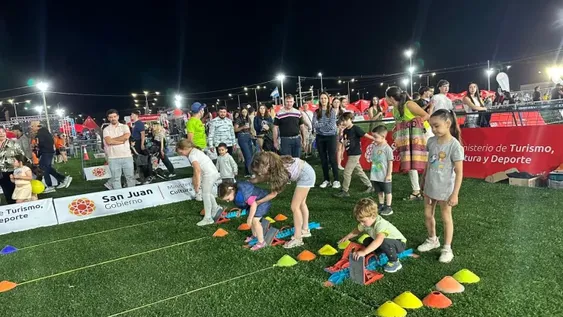En el stad de Deportes los chicos hasta practican carrera en una pista de atletismo, dentro de un gran abanico de actividades.