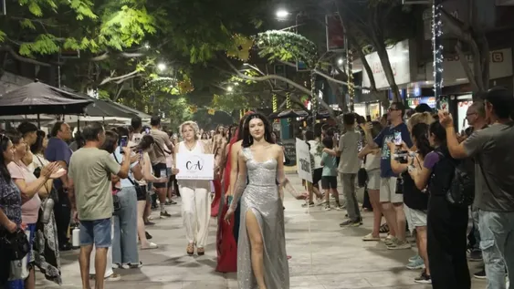 La moda y el diseño de indumentaria de San Juan impresionó en el cruce de las peatonales con un flahsmob