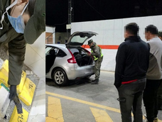 Los siete paquetes con cocaína estaban escondidos dentro de los asientos traseros del vehículo.