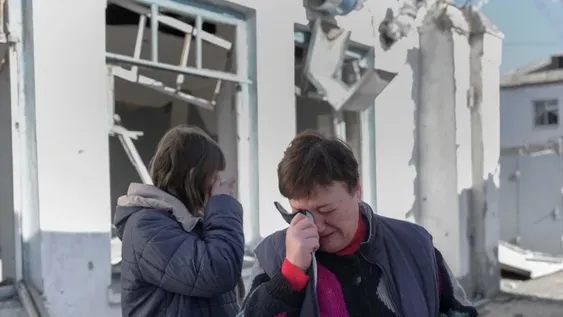 A pesar de nuevos bombardeos en Kiev, Ucrania sostiene que obligó a un repliegue ruso