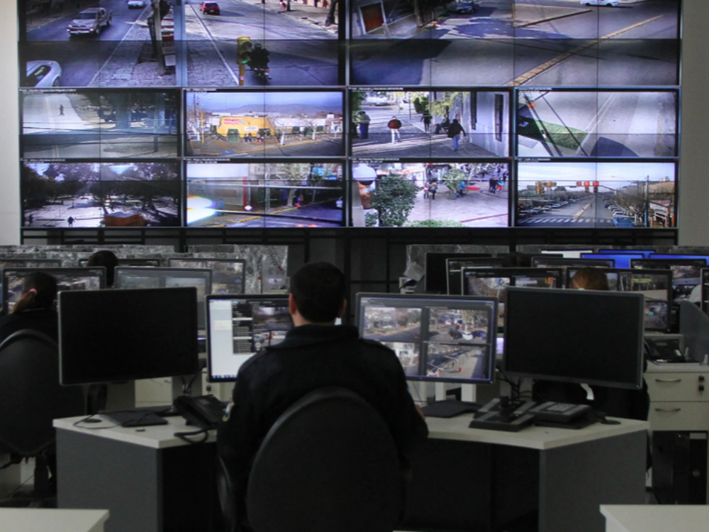 Ebrio, chocó con su auto una cámara de seguridad: fue aprehendido