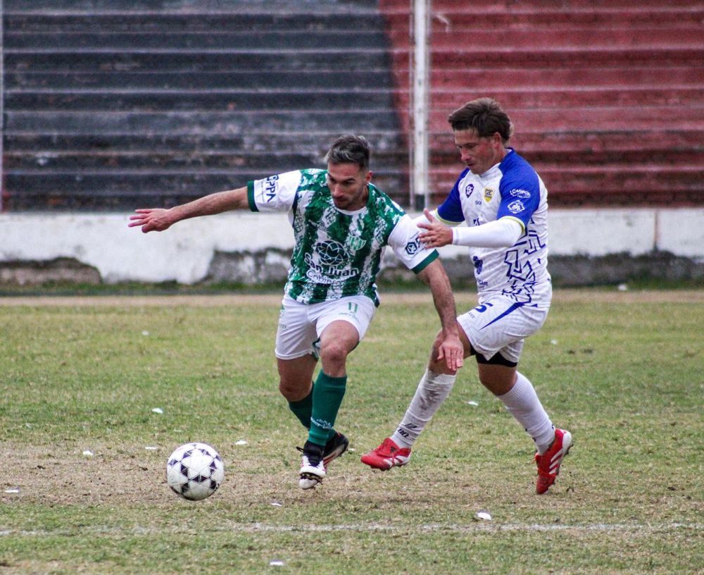 Goleador. Omar Benavídez gana ante la marca de Salvá. Desamparados venció a Colón Junior y se metió en el Regional Amateur. Gentileza: Nuestro Fútbol.&nbsp;