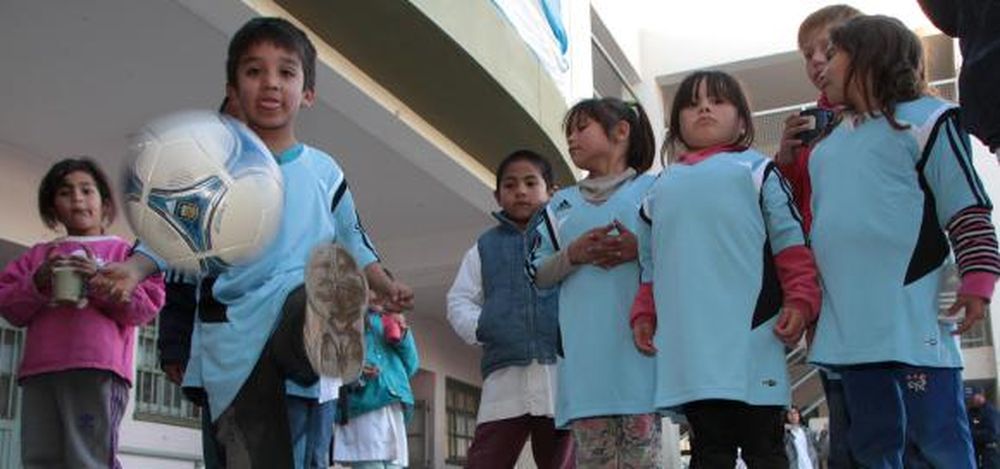 Para vivir el Mundial, la AFA le dio camisetas a alumnos