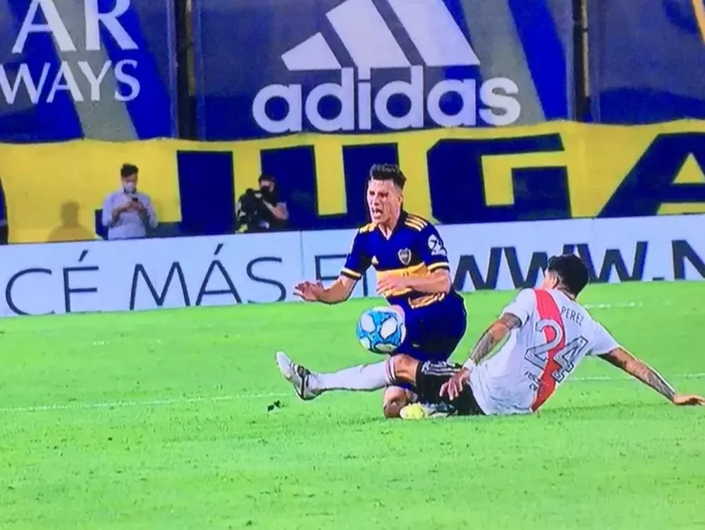 Enzo Pérez le entró fuerte a Capaldo y vio la roja