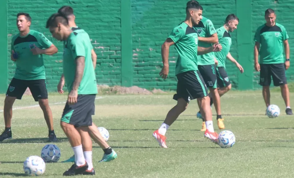 EL Purruco Antuña ya tiene su once titular, pero los jugadores siguen moviéndose a full en las últimas horas de entrenamiento antes del debut.